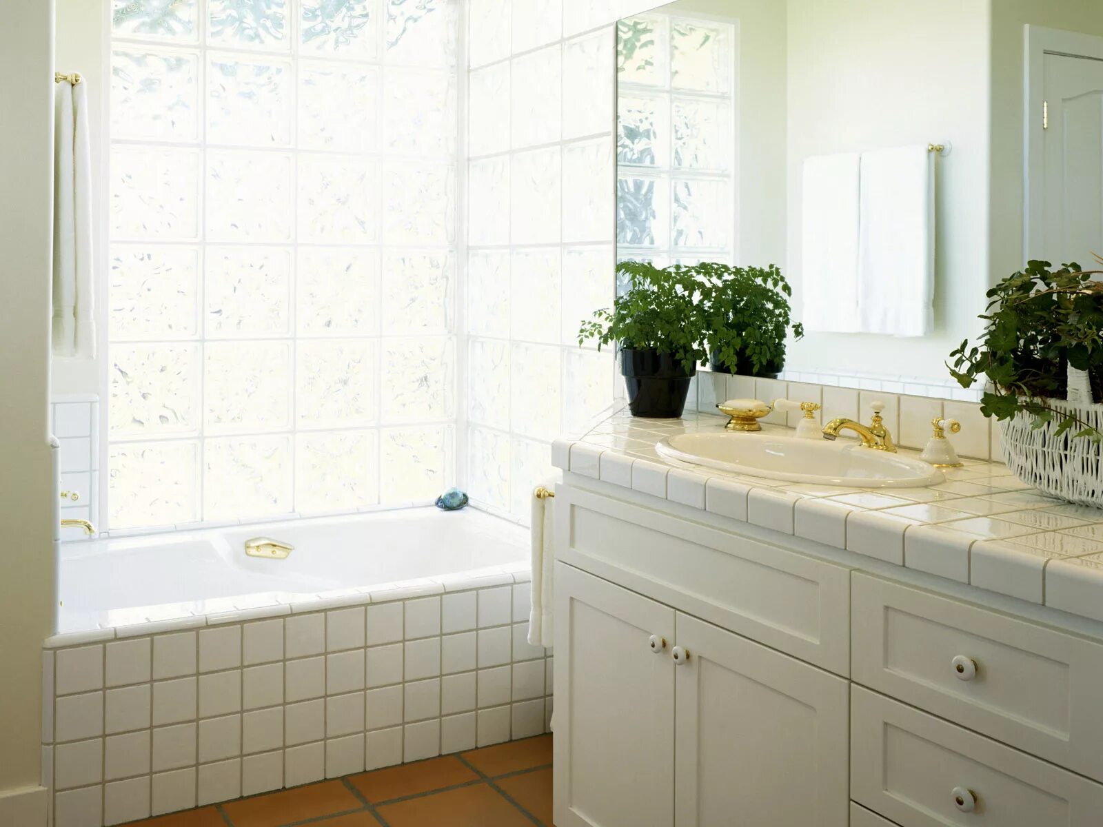 Красивая ванная комната. Ванная комната с растениями. Ванная с окном. Уютная ванная комната. Из ванны кухню можно