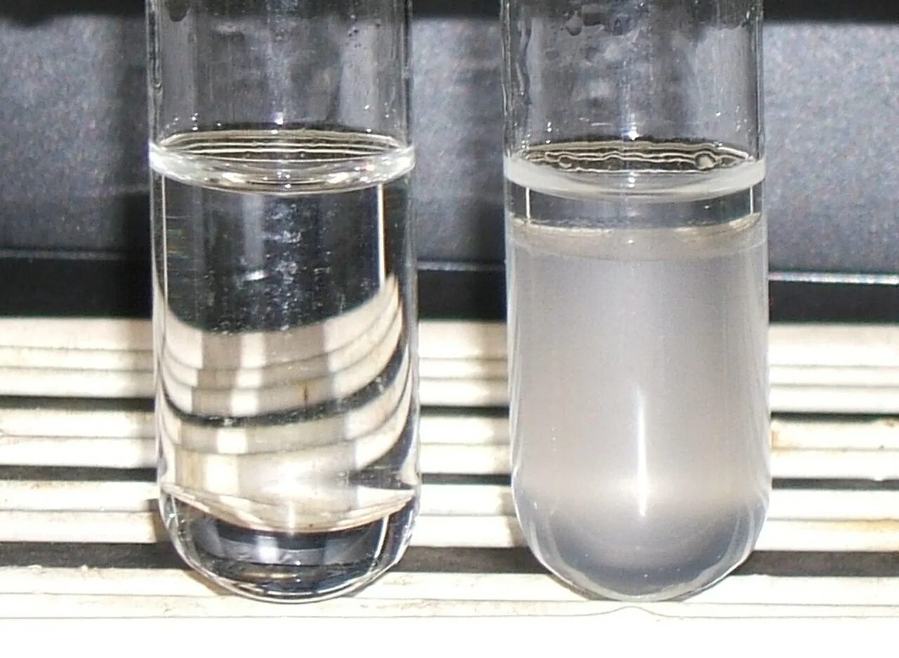 После фильтра вода мутная. Мутность воды. Отстаивание воды. Осадок в стакане. Примеси в воде.