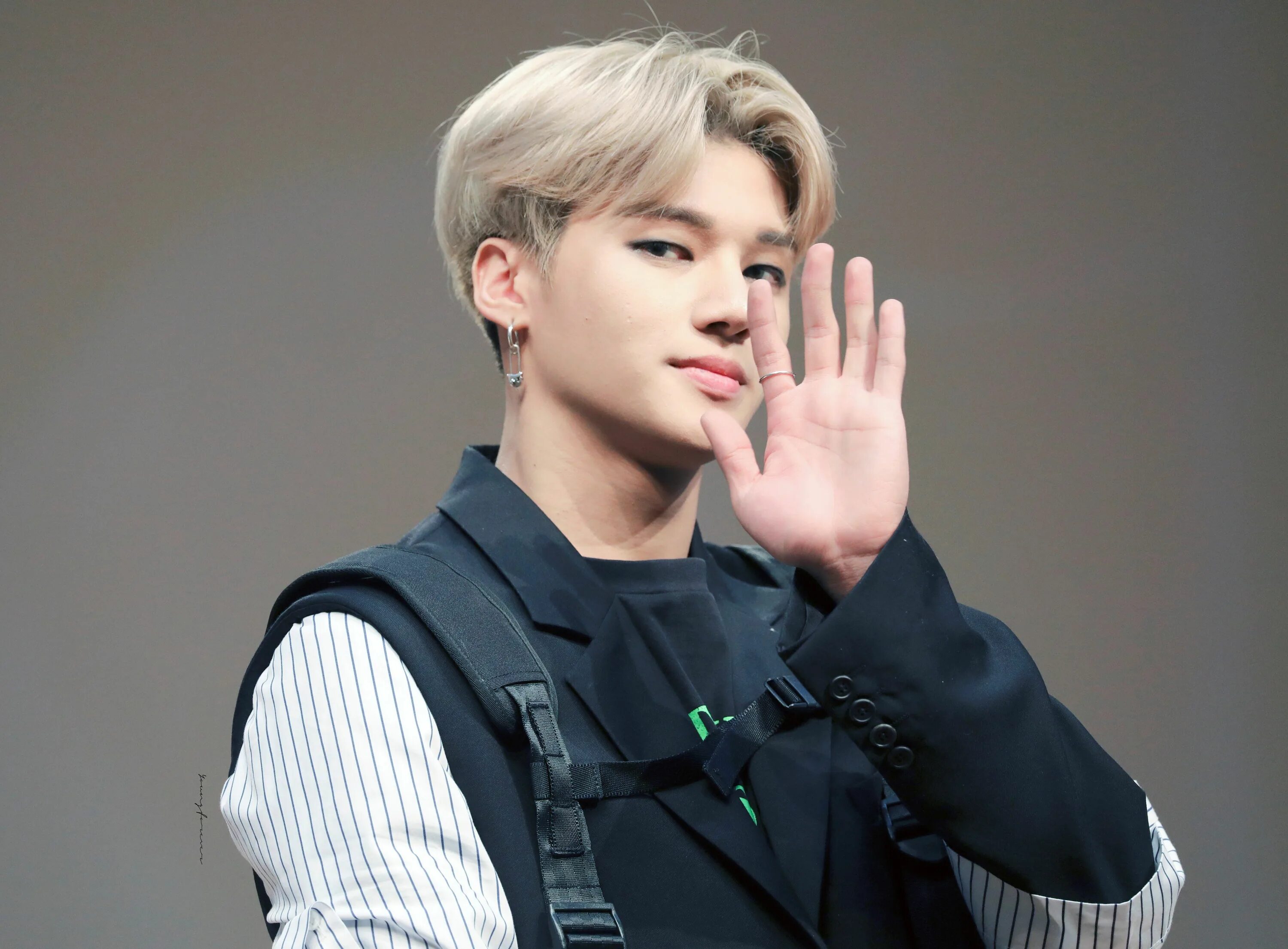 Фф уен. Уён ATEEZ. ATEEZ Wooyoung. Чон уён из ATEEZ. Wooyoung ATEEZ 2022.