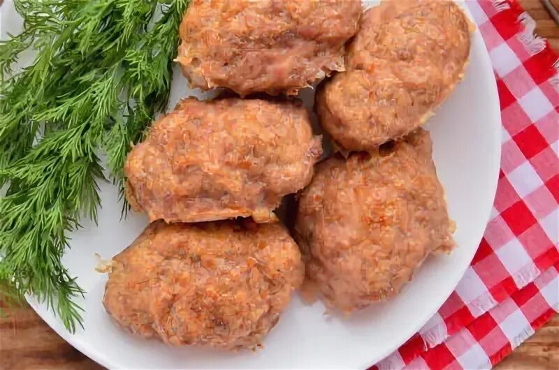 Котлеты из грудки индейки на сковороде. Тельное из рыбы. Мясная котлета с натертый сыром. Куриные котлеты из куриной грудки. Котлеты из филе индейки сочные и мягкие на сковороде с жареным луком.