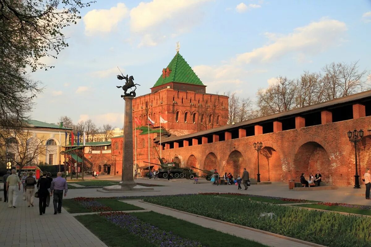 Сайт кремля нижнего новгорода. Нижегородский Кремль Нижний Новгород. Дмитриевская башня Нижегородского Кремля. Нижний Новгород Кремль экскурсии. Нижегородский каменный Кремль.