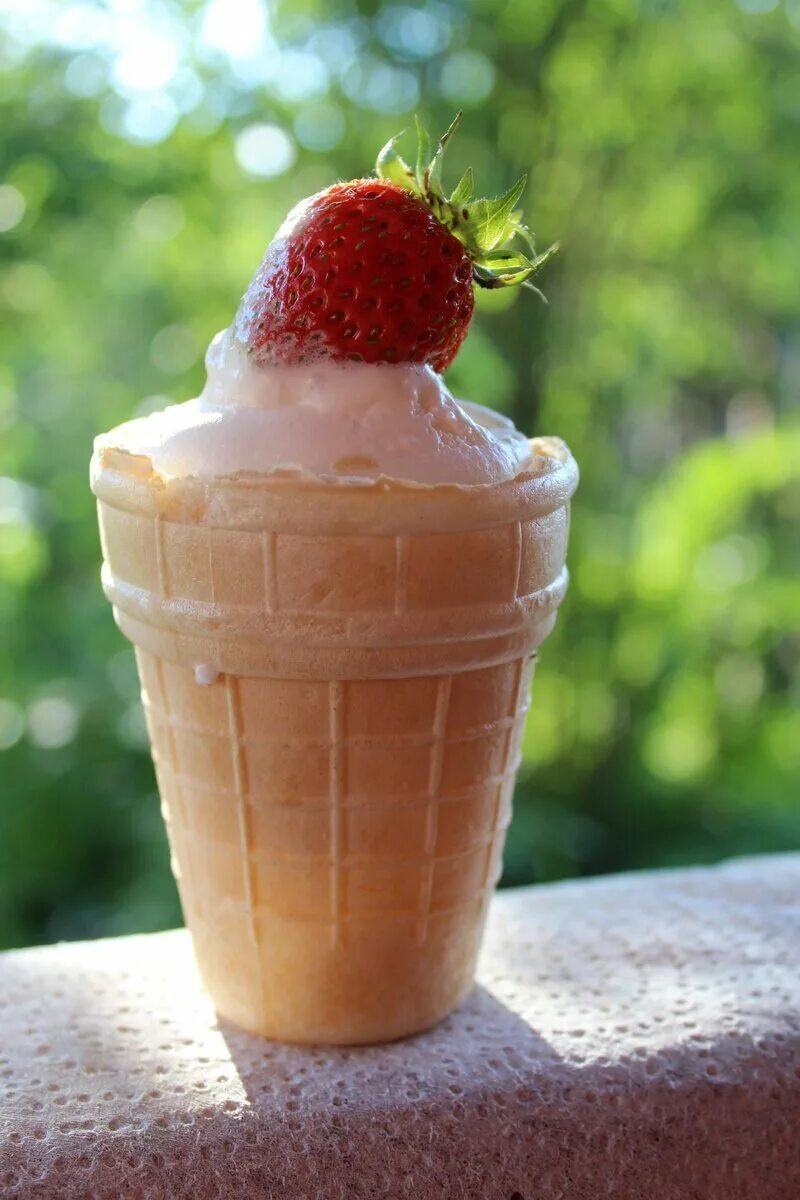 Мороженое с фруктами. Картинки доброе утро мороженое. Манговый сорбет. Земляничное мороженое. Картинки доброе утро мороженое.