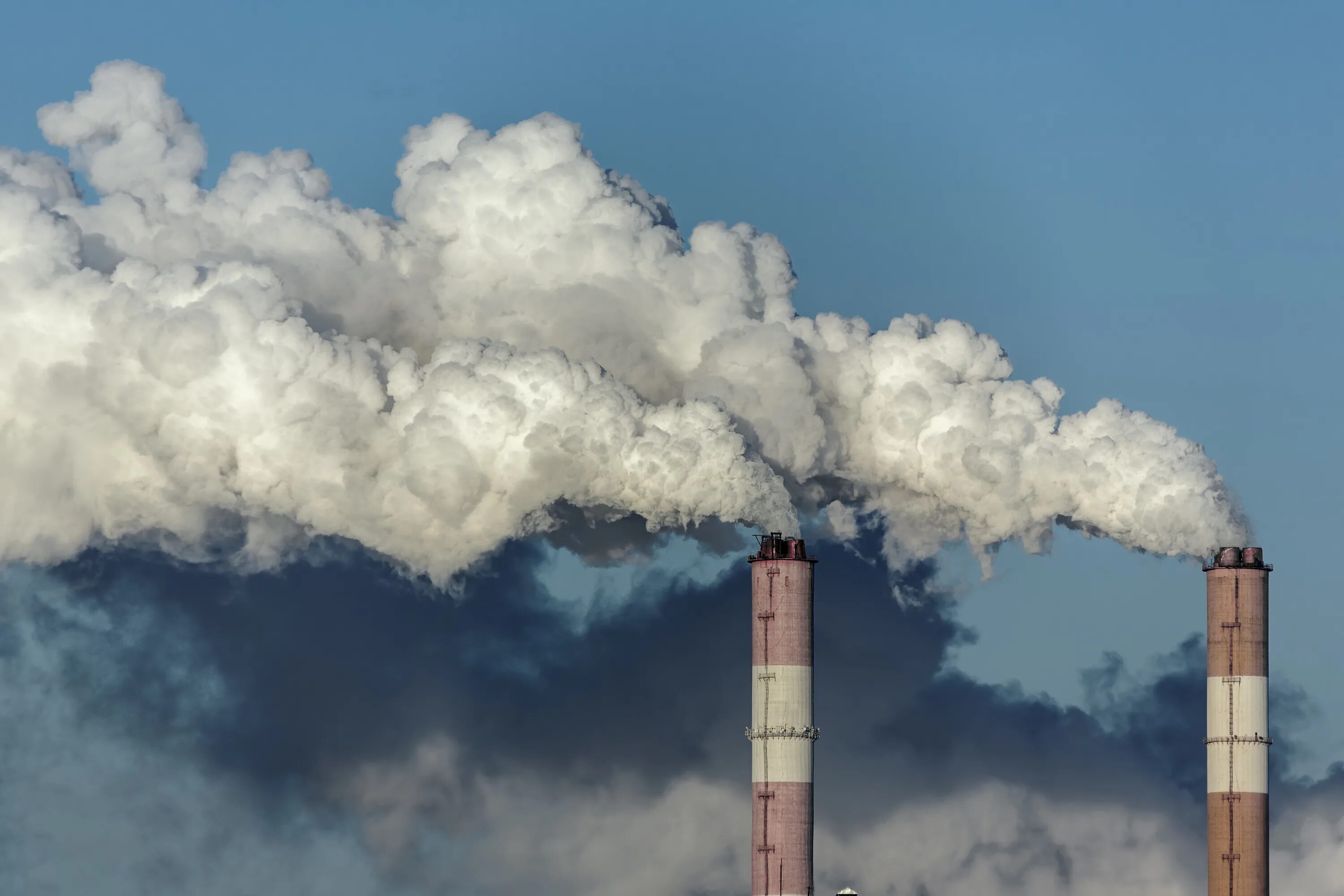 Загрязнение воздуха. Загрязнение воздуха заводами. Дым из труб заводов. Выбросы фабрик в атмосферу.