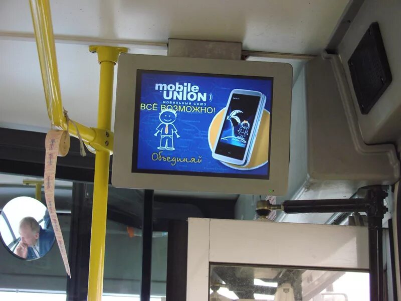 Рекламные стикеры в маршрутках. Реклама на транспорте. Реклама на автобусах. Монитор в автобусе. Рекламные стикеры в общественном транспорте.