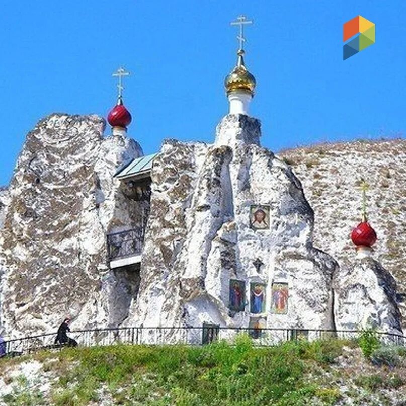 Монастыри воронежской области сайт. Успенский Дивногорский пещерный монастырь. Костомаровский монастырь Дивногорье. Храм Дивногорье Воронежская область. Воронежская область пещерный монастырь Дивногорье.