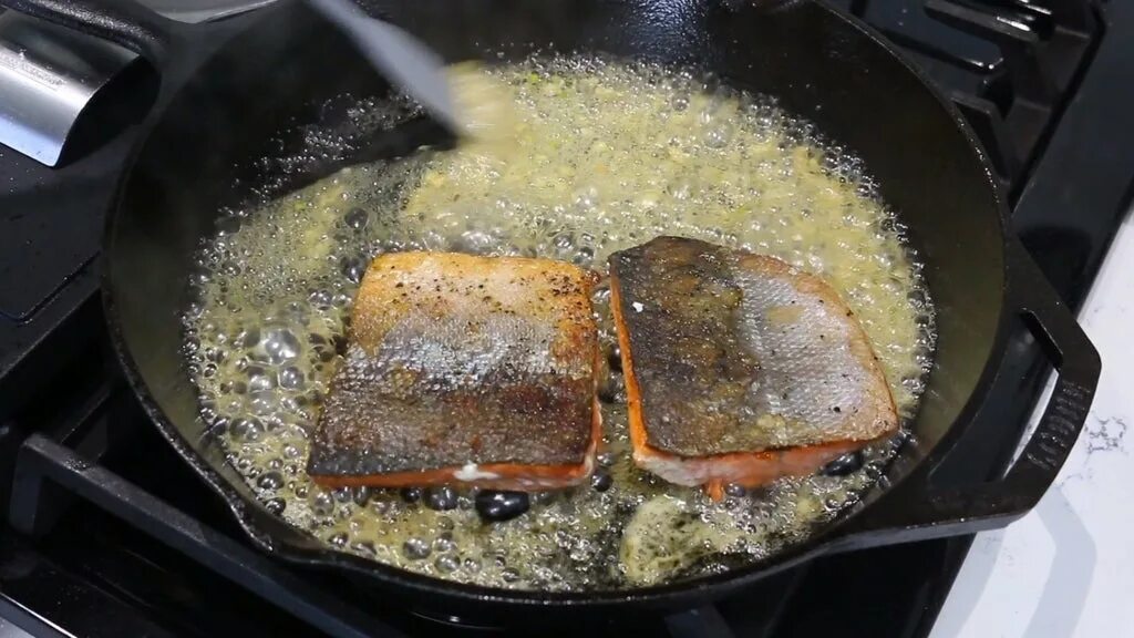 Горбуша в духовке вкусно. Приготовить рыбу на плите. Красная рыба жареная на сковороде. Приготовить рыбу на плите. Рыба жарится на сковородке.