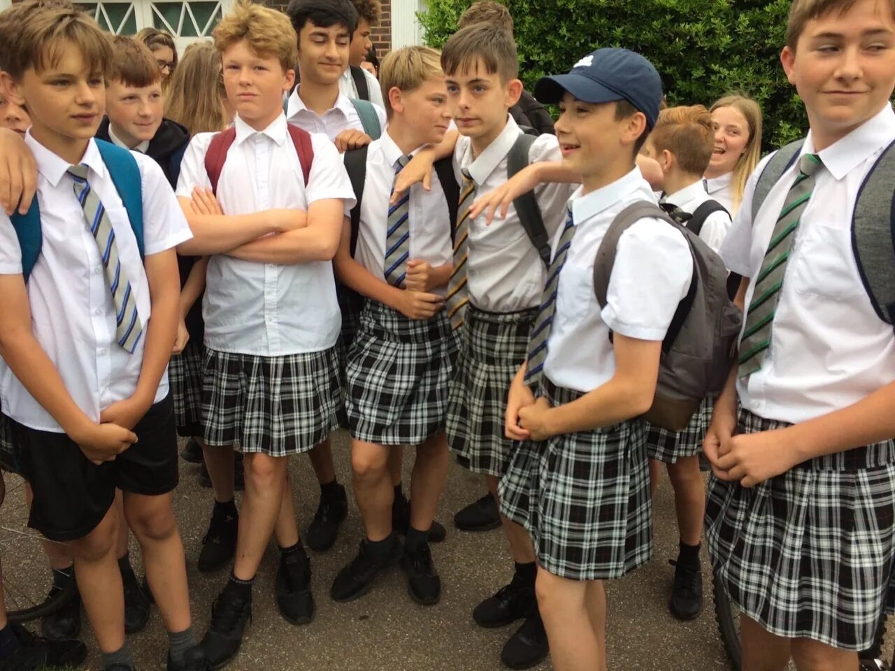 Пойти в 7 класс. Британские школьники в юбках. Школьник в юбке. Школьники в школьной форме. Мальчик в школе.