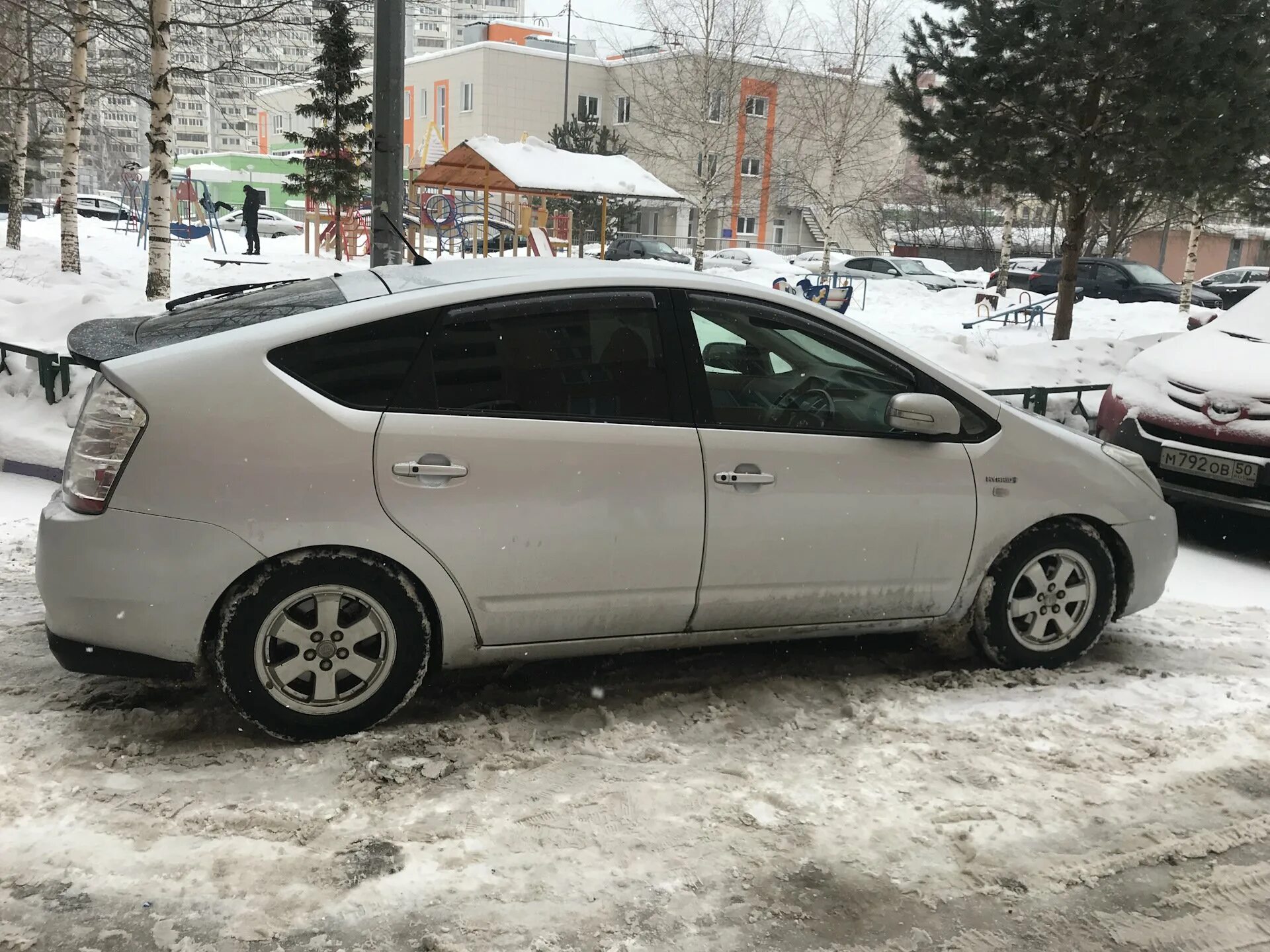 Дром продажа тойота приус. Тойота Приус 20 кузов. Prius 20 кузов. Тойота Приус серебристая 20 кузов. Prius 2 (w20).