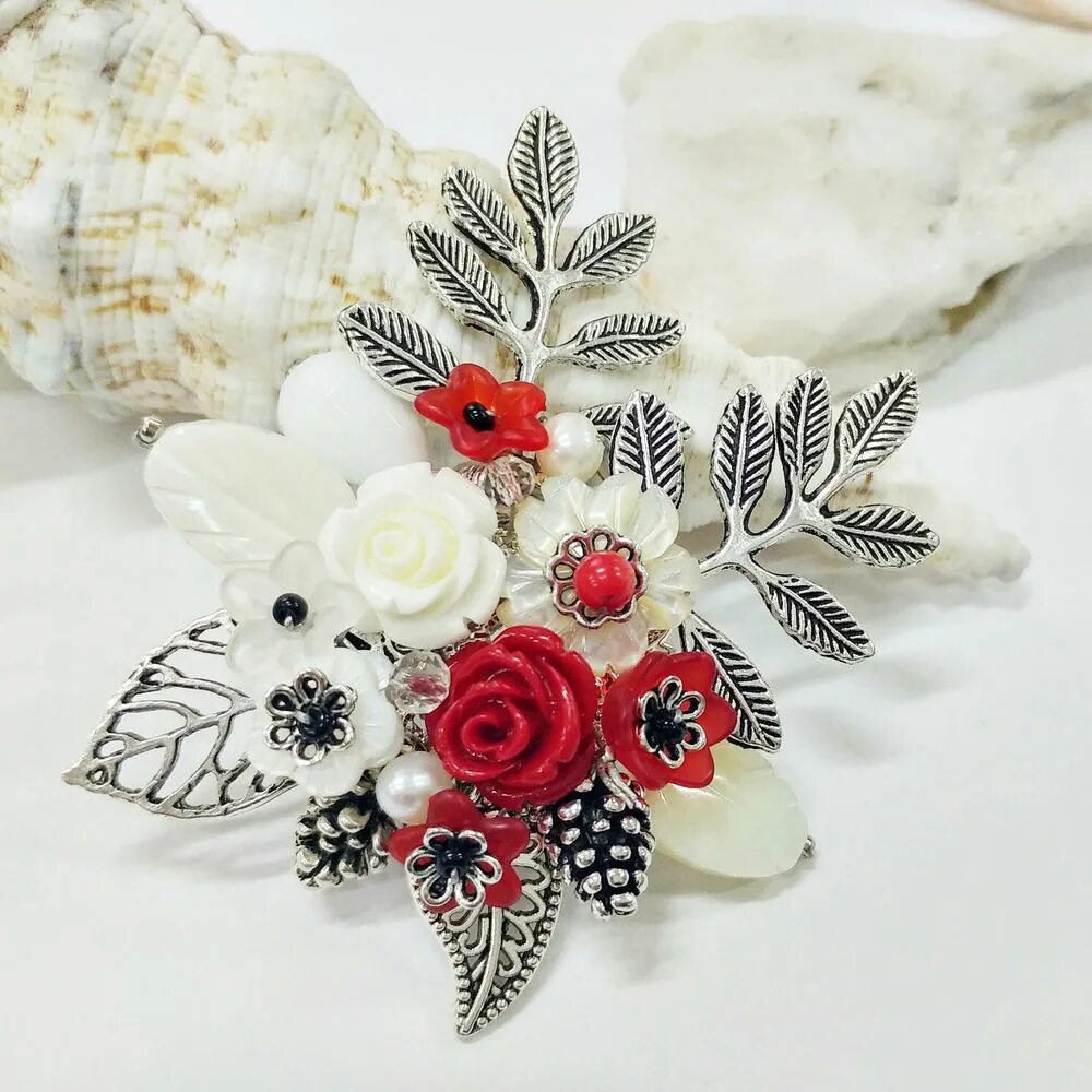 Украшение бусинами одежды. Модные украшения из жемчуга. Найти украшение. Древний рим ювелирные изделия. Красивая бижутерия.