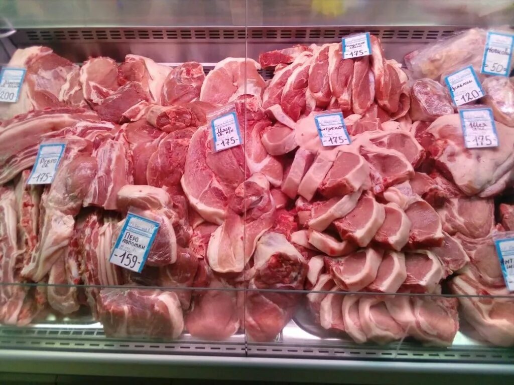Сколько мяса купить. Мясо свинины в магазине. Мясной магазин 1 килограмм.