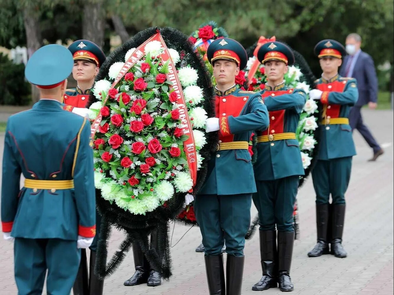 День памяти великих людей. Венок для возложения к памятнику. Возложение цветов к памятнику. Возложение цветов к памятнику воину. Возлагать цветы к памятнику.