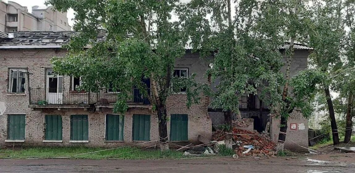 Аварийный дом поселок. Наполовину разрушенный дом. аварийный дом в борзе. дом наполовину разрушенный наполовину целый.