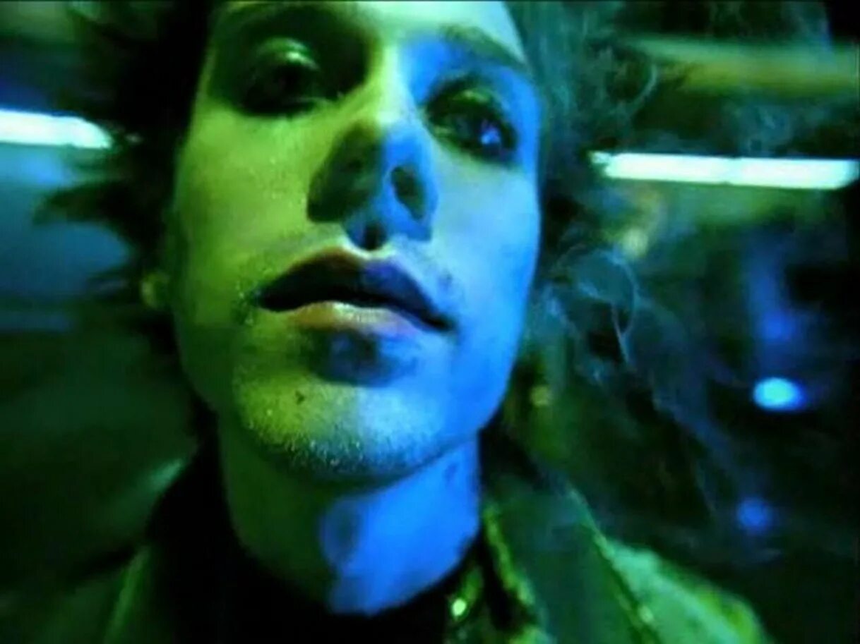 Обезьяна клоун в музыкальном клипе группы в 2010 green day. Луиса фонси девушка. Клип зеленая. Клип зеленая. Карнавал клип.