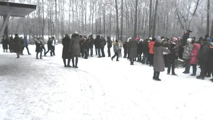 Угрозы школам новосибирска. Школы города Барнаула заминировали. Барнаул школа 53 заминировали 0г. Минирование в школах Магнитогорск. Эвакуация школы сегодня в Барнауле.