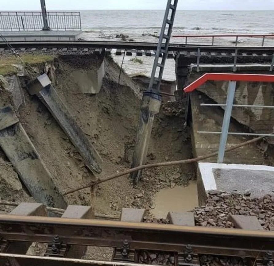 Размыло путь. Размыв на ЖД. Подтопление железнодорожных путей. Размыло ЖД пути в Сочи. Реконструкция ЖД В Сочи.