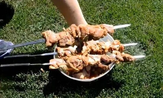 Насадили на шампур. Нанизывание мяса на шампур. Кебаб на шампуре. Насадили на шампур. Шашлык насаживают на шампура.