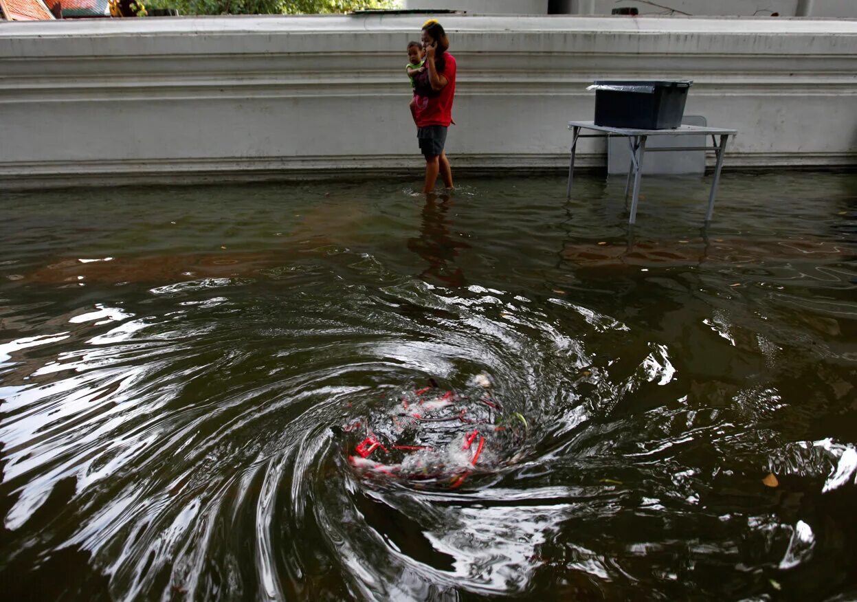 Человек водоворот. Страшный водоворот. Человек в водовороте. Самый страшный водоворот. Тонет в водовороте.