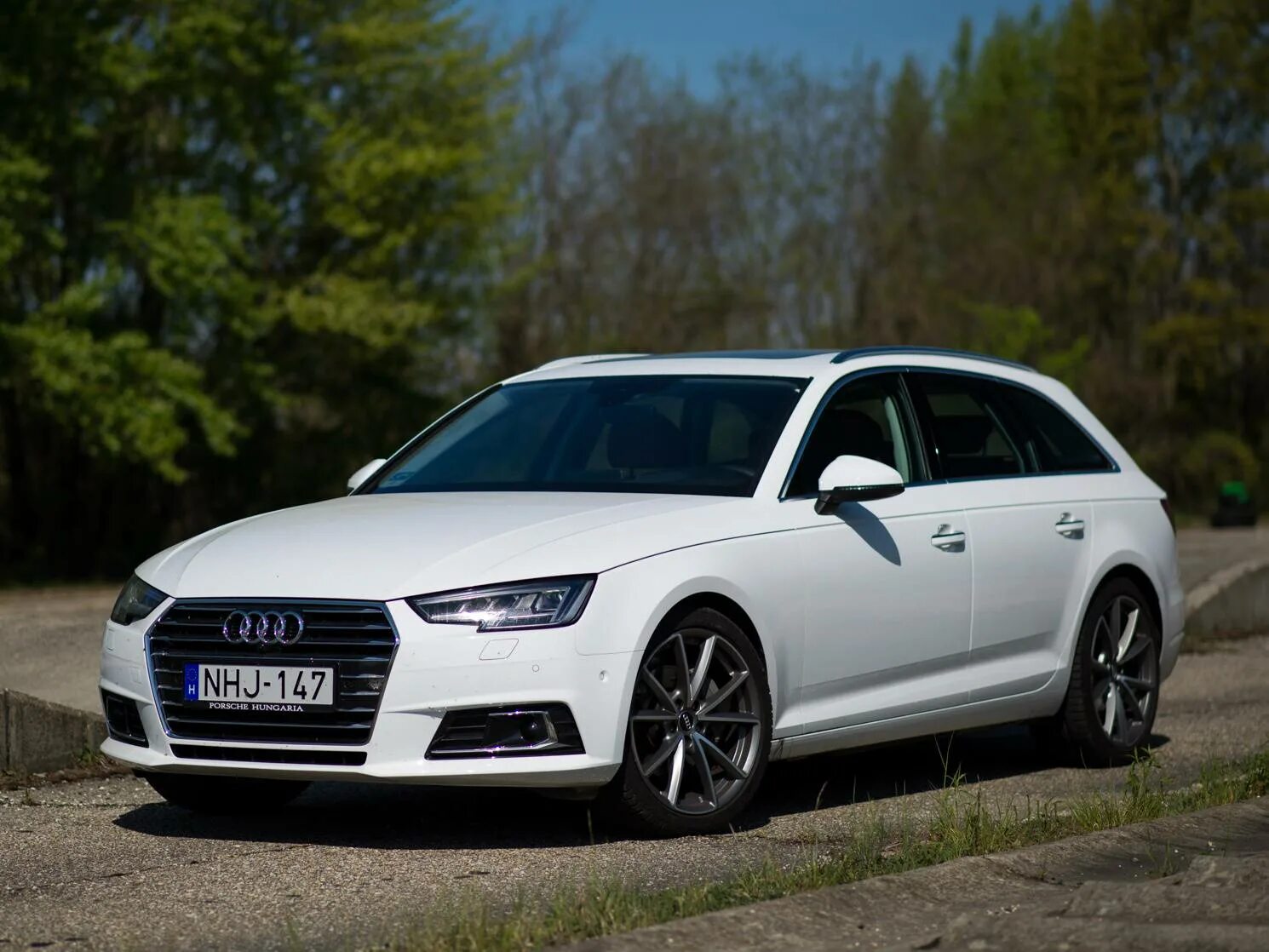 А4 дизель. Audi a4 Combi. Audi a4 Combi 2015. Ауди а4 универсал белая. Audi a4 avant белый.