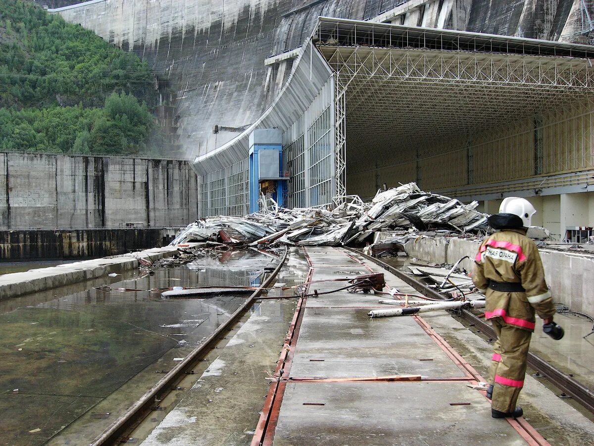Саяно-Шушенская ГЭС авария. Катастрофа на Саяно-Шушенской ГЭС. Авария на Саяно-Шушенской Гэ. Прорыв плотины Саяно Шушенской ГЭС. Потенциально опасные гидродинамические сооружения