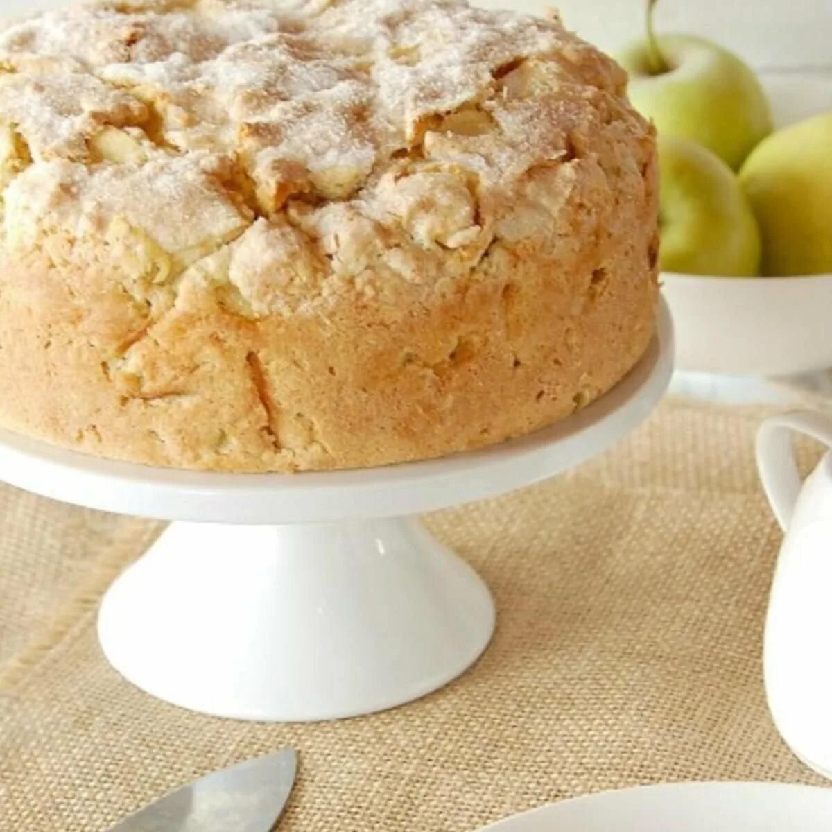 Заварной яблочный пирог. Шарлотка с заварным кремом. Шарлотка с заварным кремом и яблоками. Шарлотка заварная с яблоками. Яблочный торт с заварным кремом.
