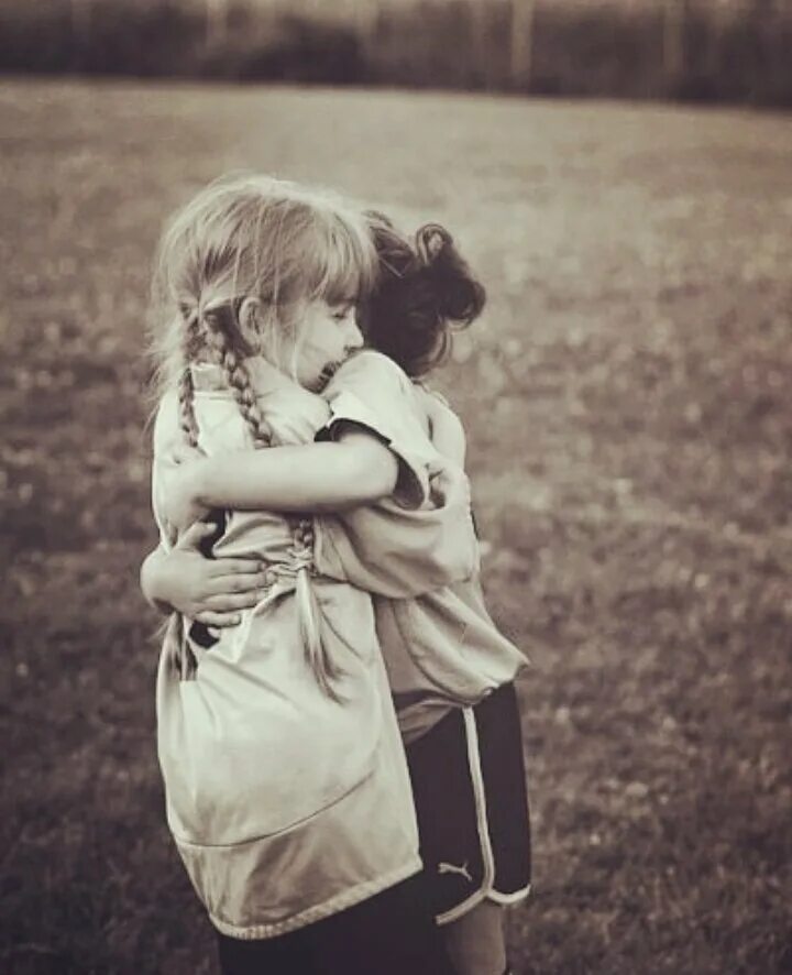 Подруги навечно. Лучшие подруги. Две подруги. Моя сестра лучшая подруга. Девушки обнимаются друг с другом.