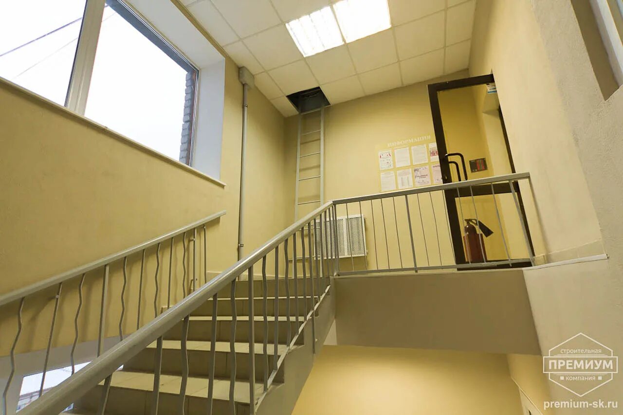 Колосниковая лестничная клетка. Освещение лестничной клетки. Чекистов 1 лестничная клетка. Лестничная клетка жилом доме. Лестничная площадка в подъезде.