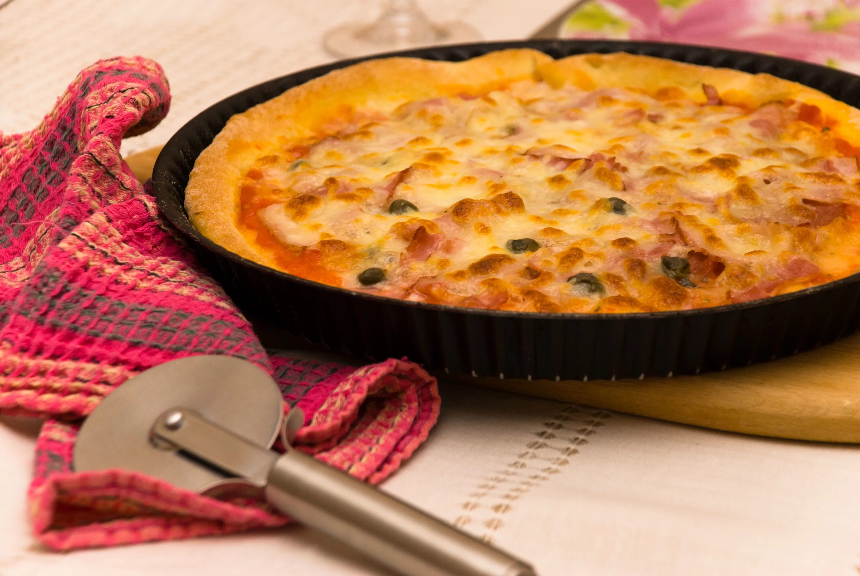 лопата пиццы и пиццеоло. выпечка из творожного сыра. пицца из дрожжевого теста просто. что можно приготовить из оставшейся. бомбочки с брынзой и помидорами.