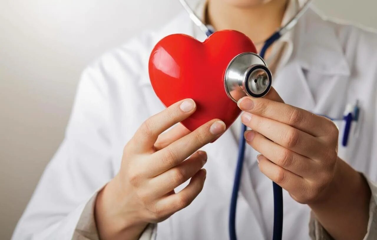 Health diseases. Врач с сердцем. Сердце кардиология. Здоровье врач. Сердце для медиков.