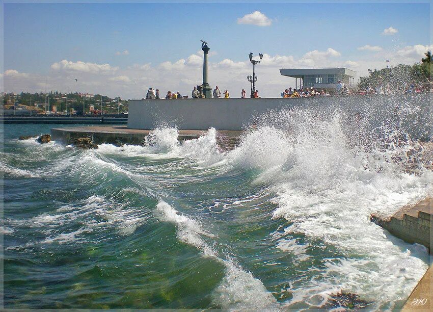 Волны в севастополе. Севастополь набережная волны. Море волны Севастополь. Севастополь набережная и море волны.