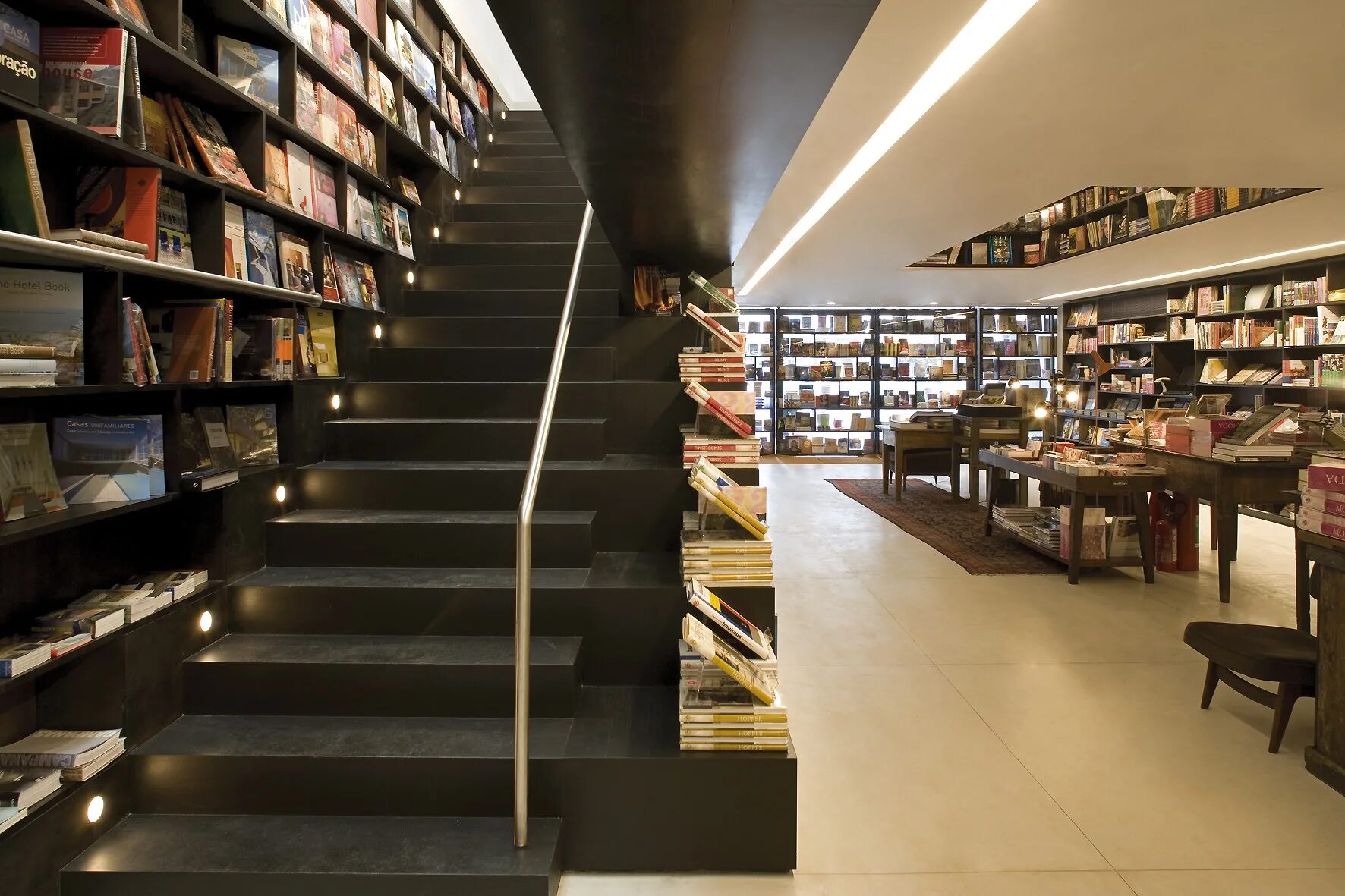 Livraria da Vila. Книжный магазин Livraria Lello. Современная библиотека. Интерьер книжного магазина.