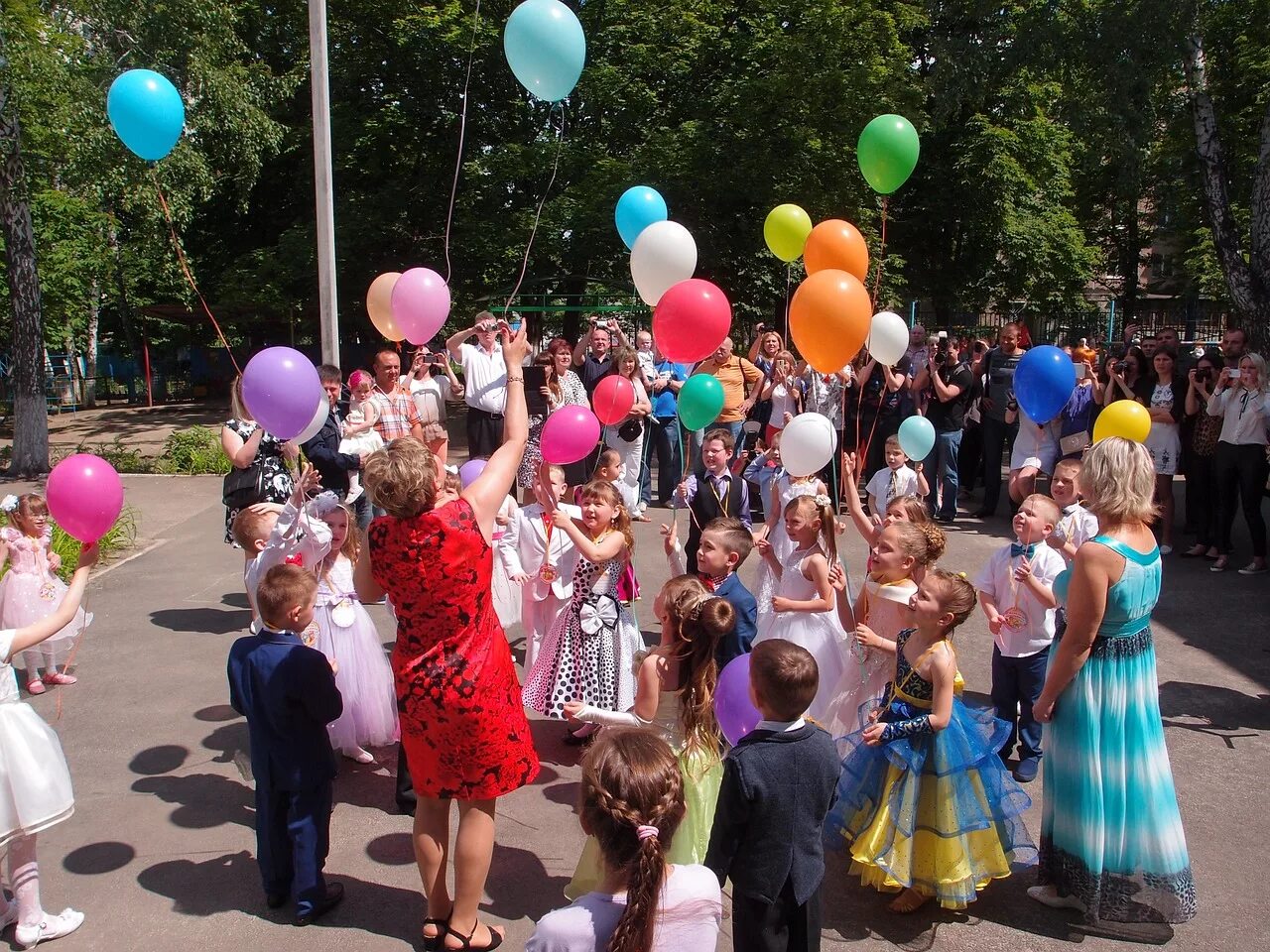 Выпускной в саду. Выпускной в детском саду. Выпускные праздники в детском саду. Выпускной в детском саду с родителями.