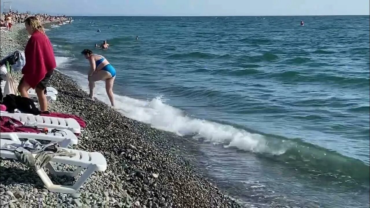 Сочи в октябре 2025. Сочи октябрь 2025. черное море сочи. женщины на море сочи. сочи в октябре.