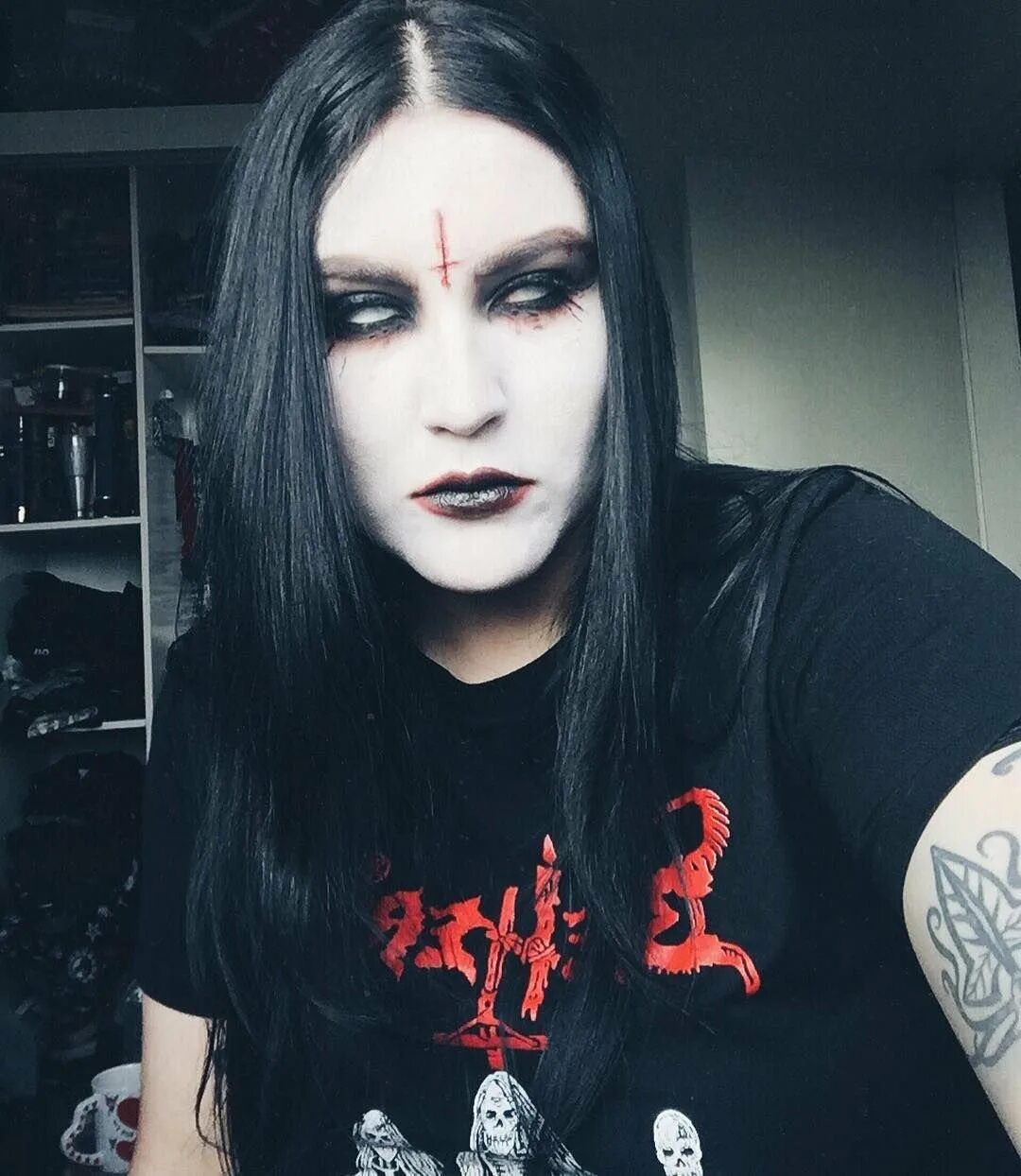 Корпспэйнт блэк металлиста. Макияж металлистов. Блэк металлисты кинг ов хелл. Корпспэйнтом блэк-металлистов. Макияж металлистов.