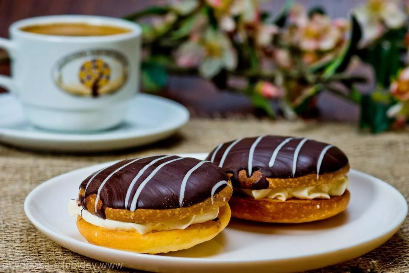 Буше пирожное в ресторане. Пирожное буше классический рецепт. Буше глазированное шоколадной помадой. Пирожное бисквитное глазированное кремом буше. Пирожное буше обсыпное.