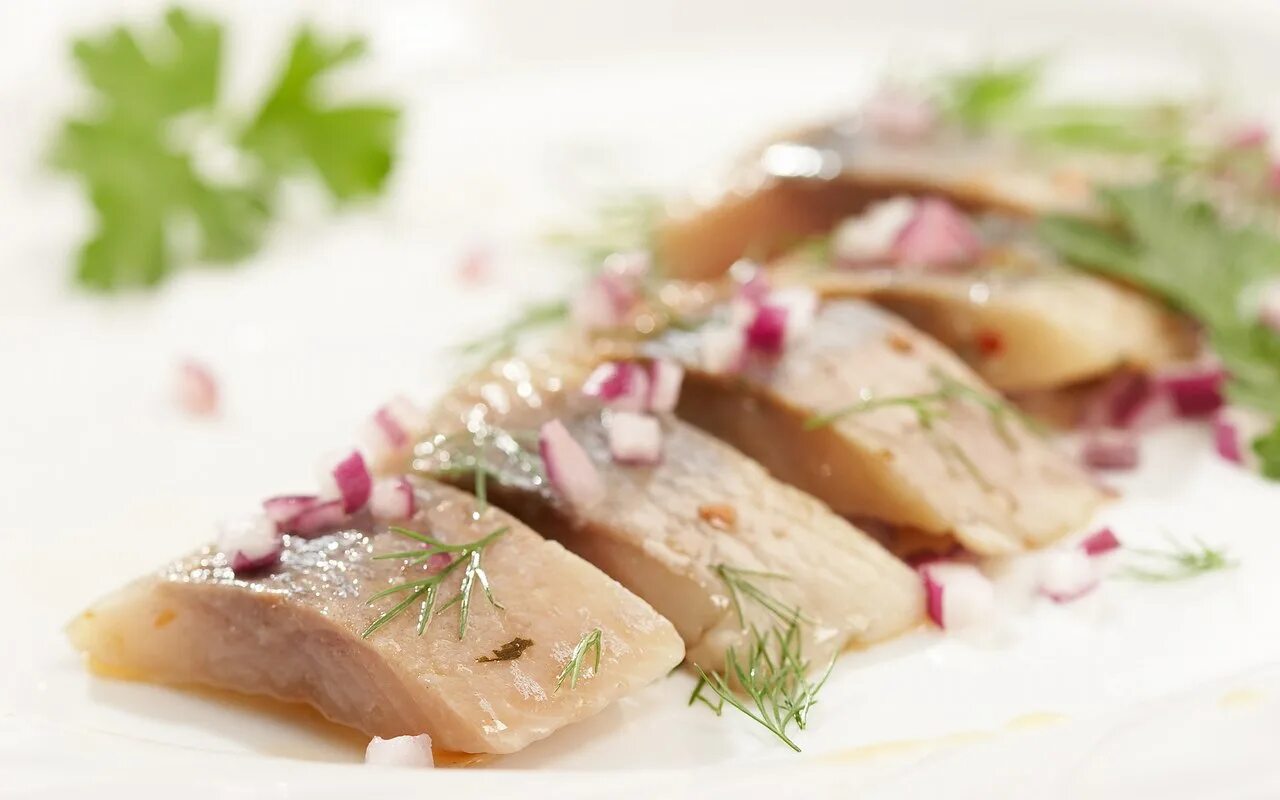 Как вкусно замариновать селедку