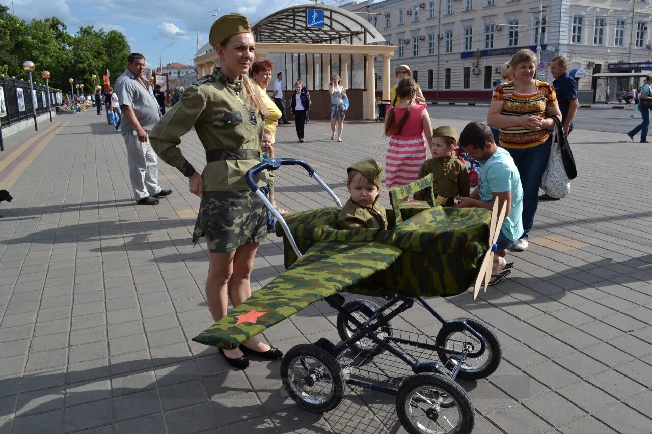 Песня с папой мамой на парад. Парад колясок. Военный на коляске. Коляска танк на 9 мая. Коляска в виде танка.