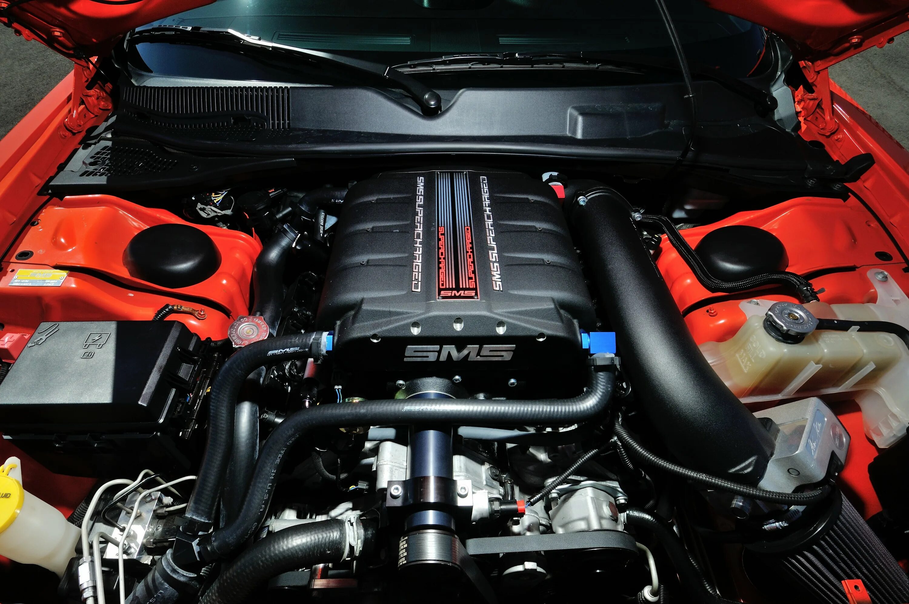 Додж челленджер двигатель. Dodge Challenger, 2015 двигатель. Додж Челленджер моторный отсек. Dodge Challenger v8. Dodge Challenger под капотом.