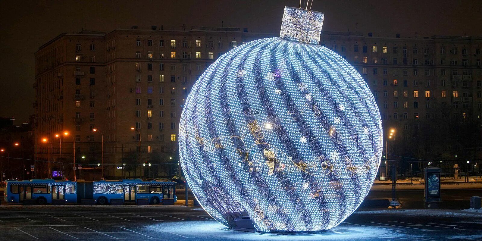 2 новых шара. Шар на Поклонной горе 2022. Елочный шар парк Победы. Выложить шар конструкции. Шар на Манежке.