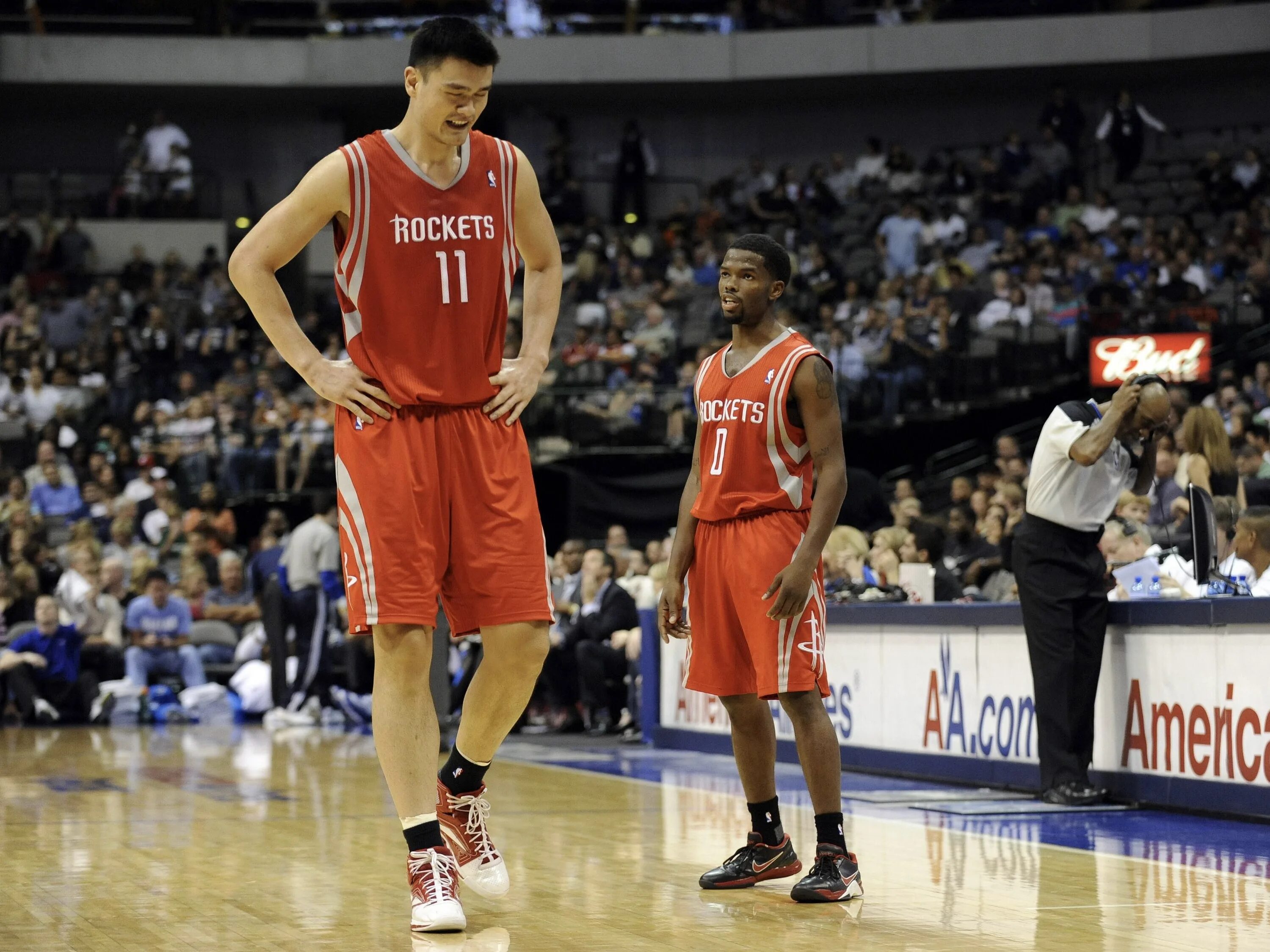 Yao ming. Баскетболист Яо мин рост. Китайский баскетболист Яо мин рост. Яо минг рост. Яо минь баскетболист рост.