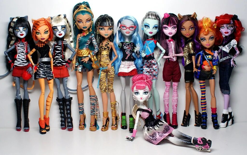 Monster High куклы имена. Куклы Монстер Хай 2023. Куклы Монстер хаймяулодлия. Монстр ФАУ куклы имена. Хай сколько лет