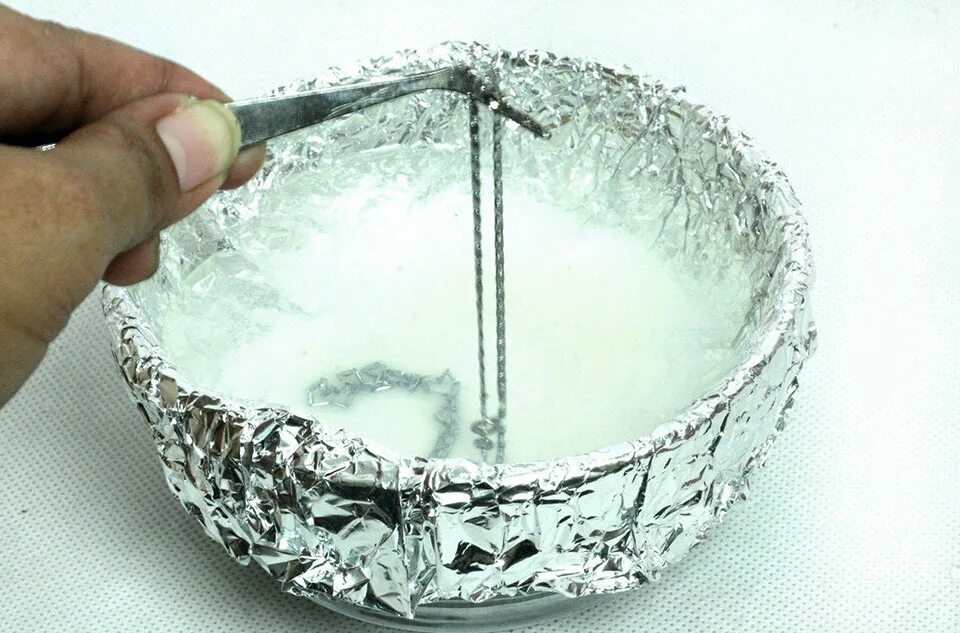 Очистка серебра в домашних. Чистка серебра. Чистка серебра фольгой. Чистка серебра содой и фольгой. Сода с фольгой для серебра.