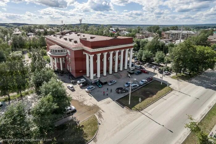 Кдц пермь. Дворец культуры Металлургов Чусовой. Культурно-деловой центр Чусовой. Чусовой город культурно деловой центр. Дворец культуры железнодорожников Чусовой Пермский край.