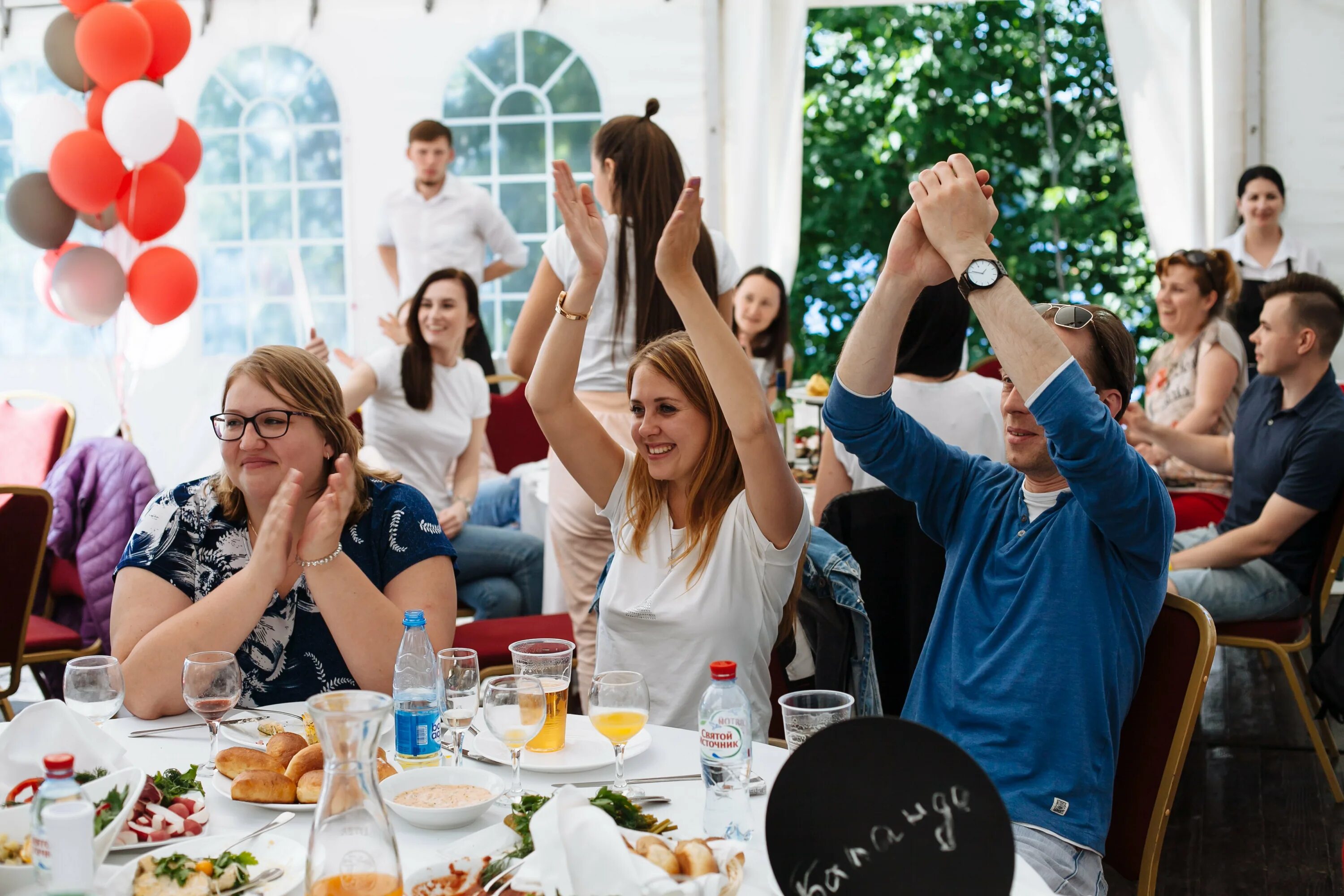 Вечеринка с друзьями. Веселье в ресторане. Веселье в ресторане. Новогодняя вечеринка. Новогодний корпоратив в ресторане.