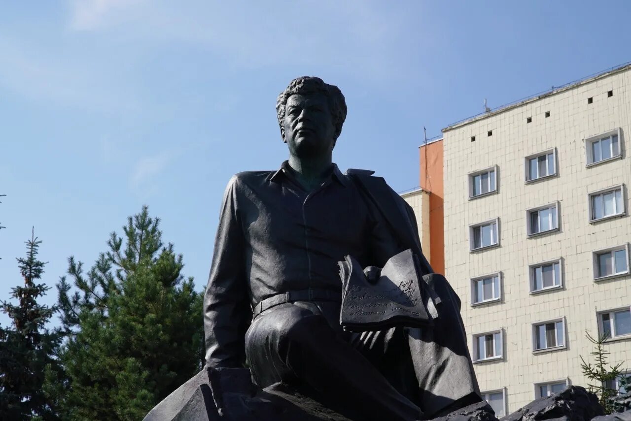 М кариму. Памятник мустаю кариму в казани. памятник габдулле тукаю в уфе.