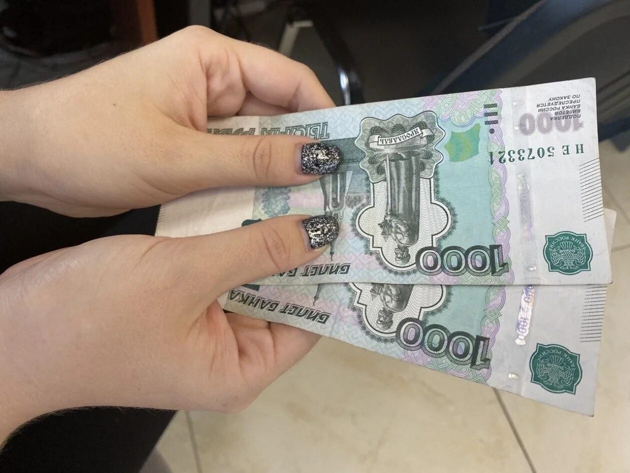 Тысяча рублей. 1000 Рублей. Деньги 1000 рублей. 4 Тысячи рублей в руках.