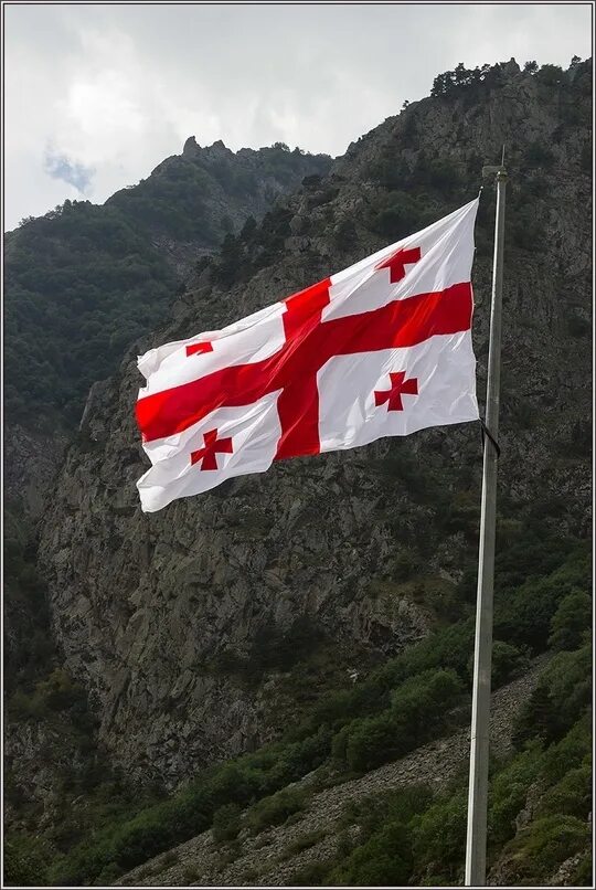 Грузия тбилиси флаг. Человек с флагом грузии. Georgian грузия. Флаг грузии. Грузинский флаг.