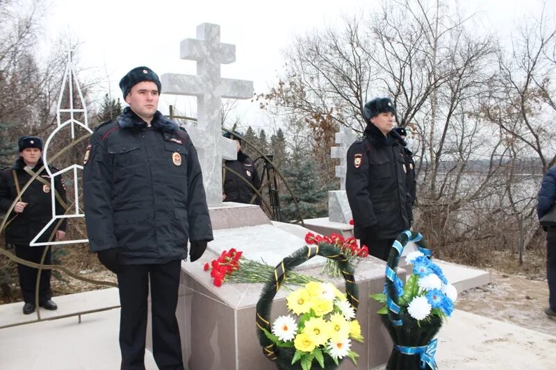 Мемориальный комплекс полицейскому. Мемориал полицейским Оханск. Открытие мемориал полицейским Оханск. Начальник ГИБДД Оханского района.