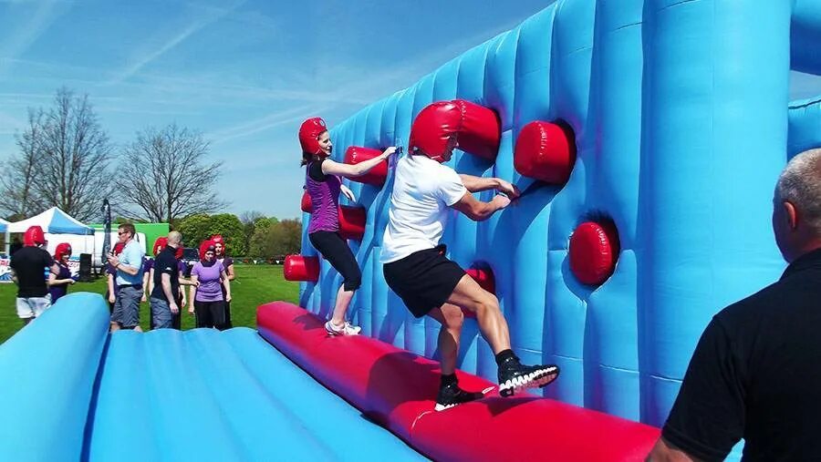 Американский вайпаут. Американское шоу полоса препятствий. Шоу с препятствиями. Wipeout полоса препятствий. Майкл wipeout.