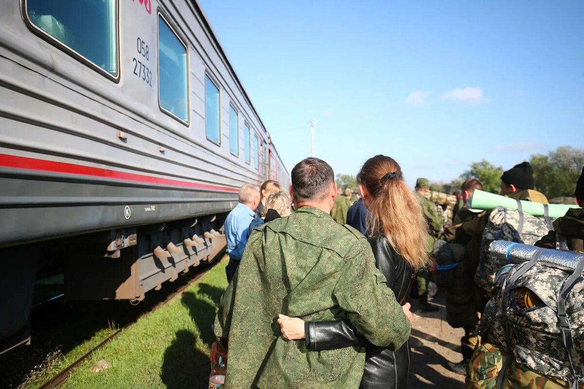 Мобилизация проводы. Прощание с мобилизованным под Волгоградом. Мобилизованные Волгоградской области. Семья мобилизованных военных. Новости сво когда вернут мобилизованных домой