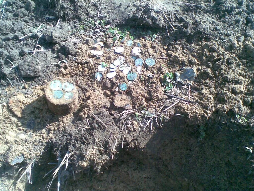 Метки кладов. Нашел клад. Находки в огороде. Клад в огороде. Зарытый клад.